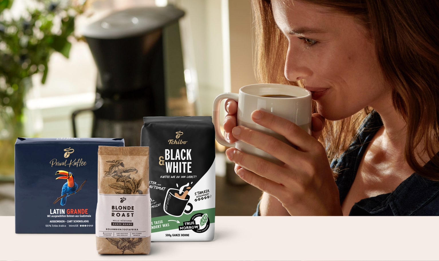 Eine Frau trinkt Filterkaffee.