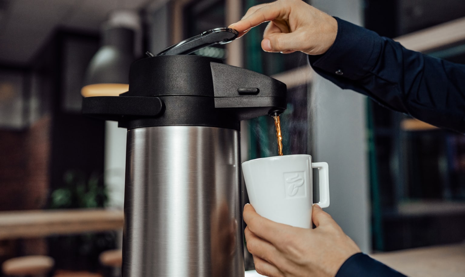 Kaffee fließt aus Filterkaffeemaschine