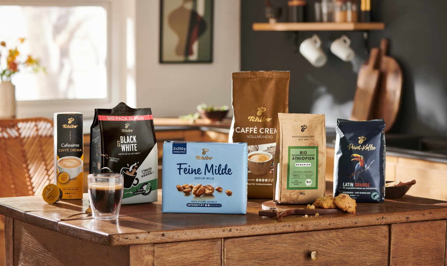 Tchibo Kaffees auf einem braunen Küchentisch