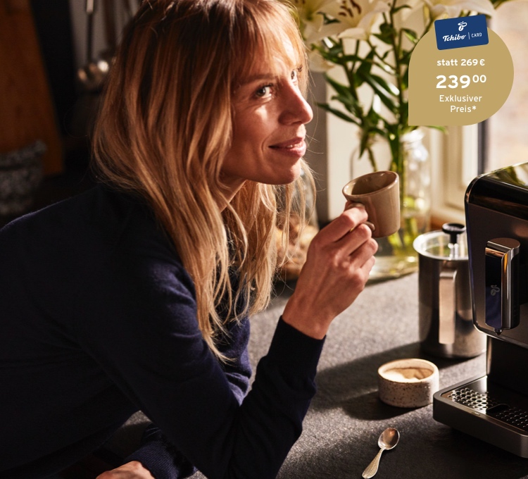 Stimmungsvolles Bild einer in die Kamera lachenden Frau, die sich über ihren Kaffee aus dem Esperto Caffè freut.