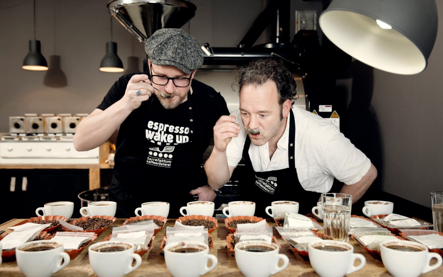 Zwei Mitarbeiter der Rösterei Torrefaktum verkosten Kaffee.