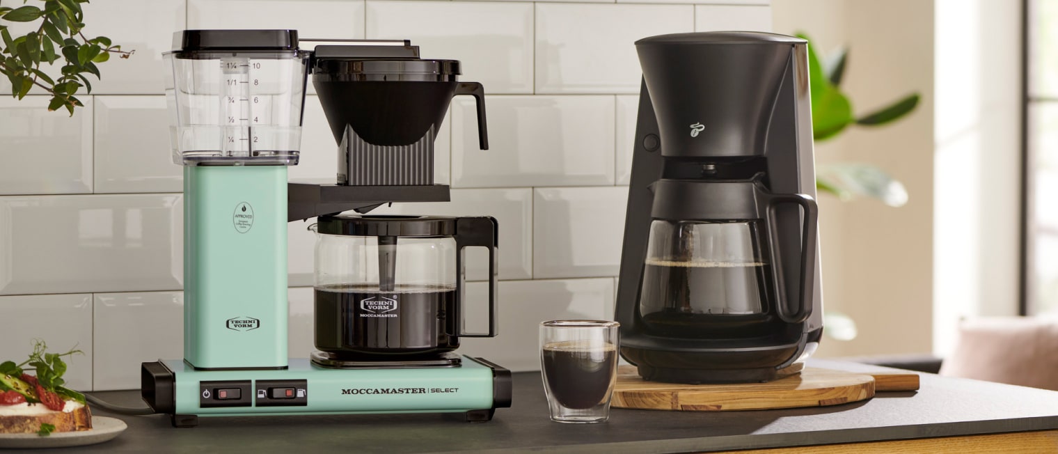 Die Filterkaffemaschinen (Moccamaster und Let's Brew) stehen auf einer Küchenzeile
