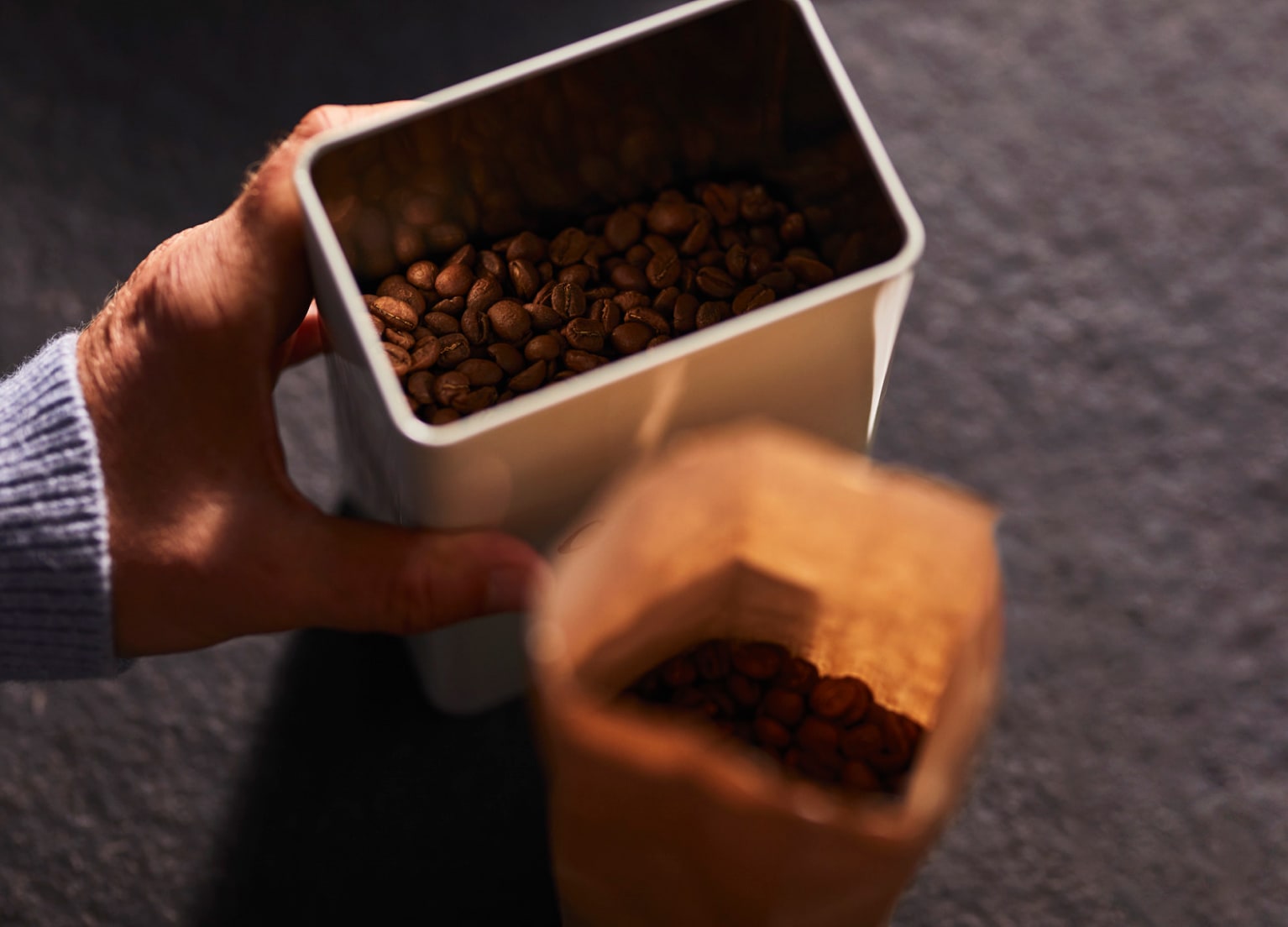 Blick in einen Behälter mit Kaffeebohnen