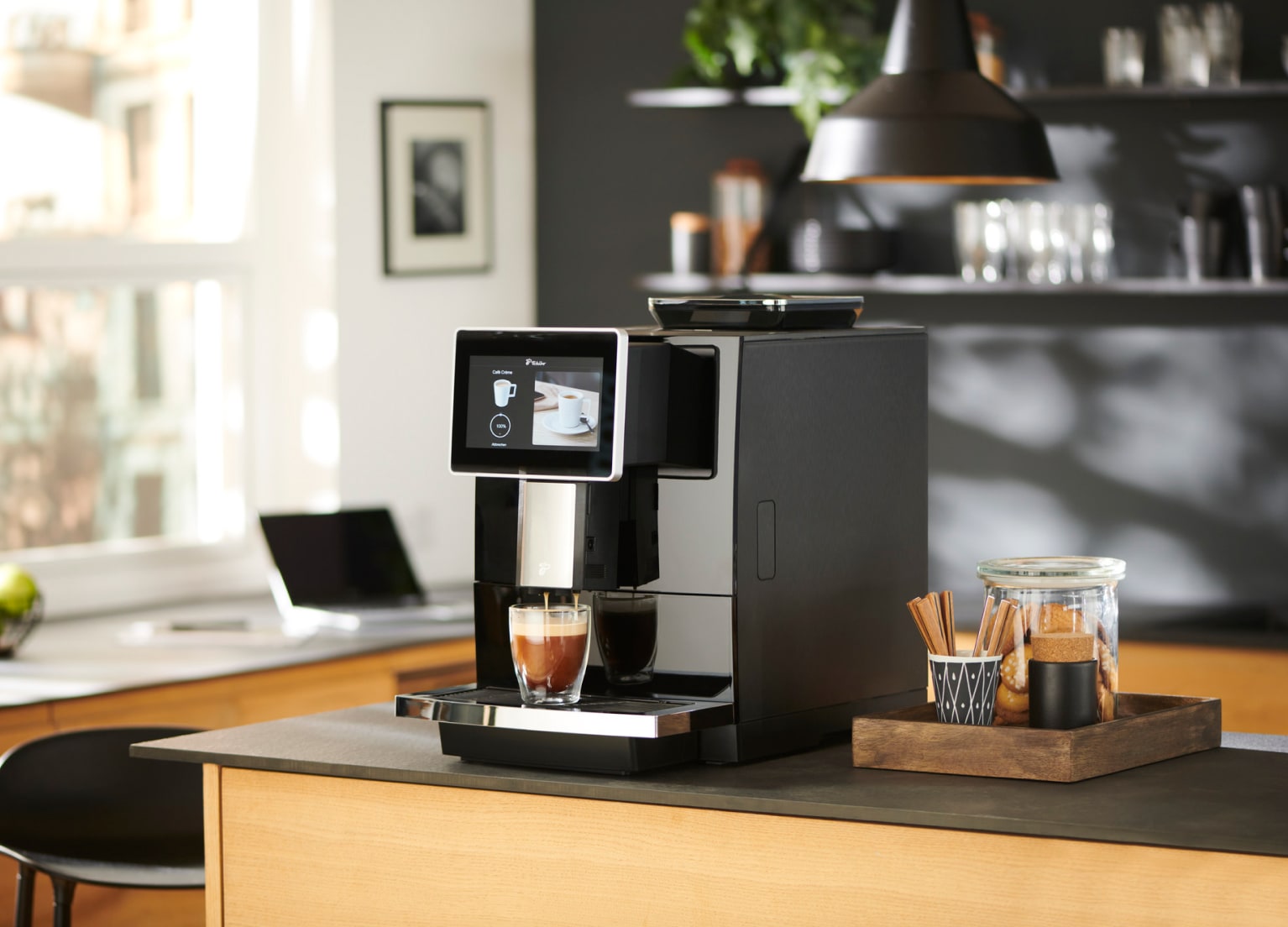 Kaffeevollautomat Tchibo Office auf einem Küchentresen