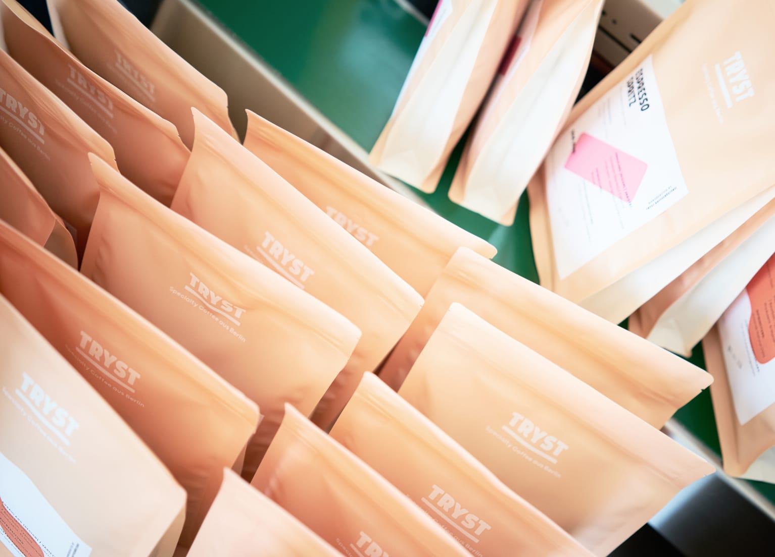 Viele Kaffeepackungen der Rösterei Tryst