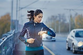 Frau joggend draußen