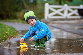 Kleiner Junge trägt eine Regenjacke