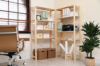Eine Büroecke mit vielen Boxen und Aufbewahrungsmöglichkeiten.