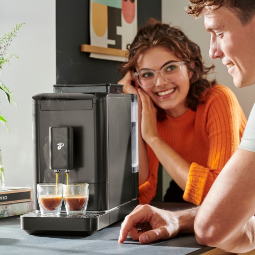 Eine Esperto2 Kaffeemaschine steht auf einem Tisch