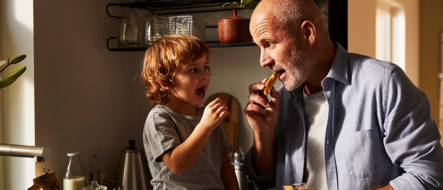 Kind und Großvater essen Süßes','Enter picture alt'}