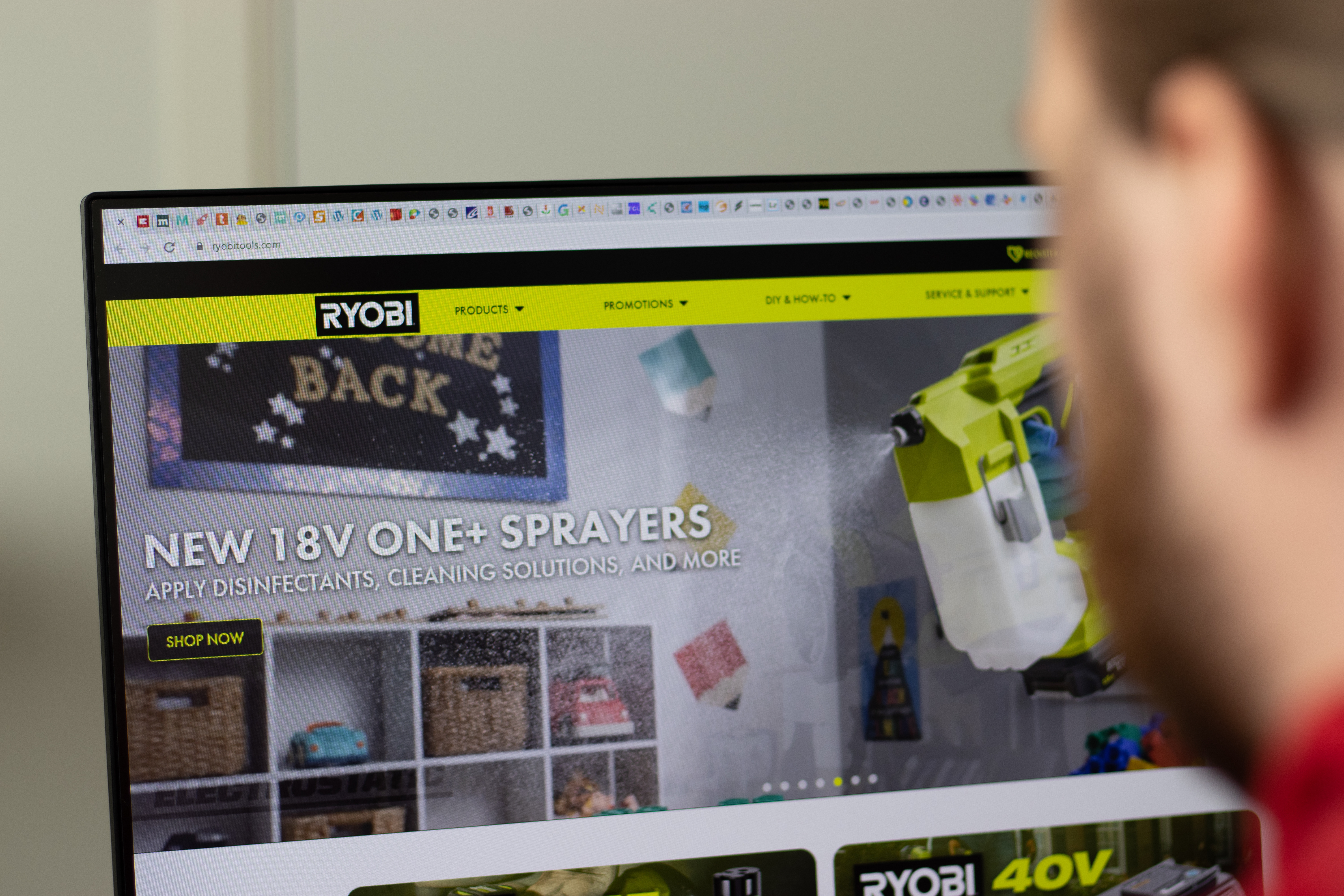 Mann der auf eine Ryobi-Website schaut.