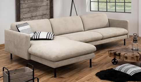 Wohnraum ideal nutzen: Ein graues, modernes Ecksofa mit zwei Kissen.
