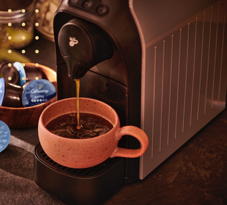 Stimmungsvolles Bild einer Tasse Kaffee unter einer Cafissimo Maschine.