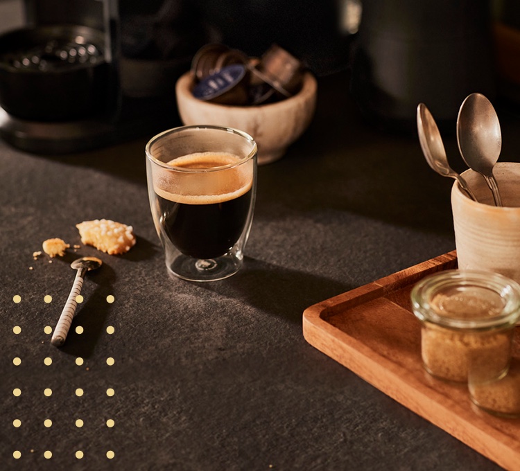 Stimmungsvolles Bild mit einem Glas Espresso auf einer Theke.