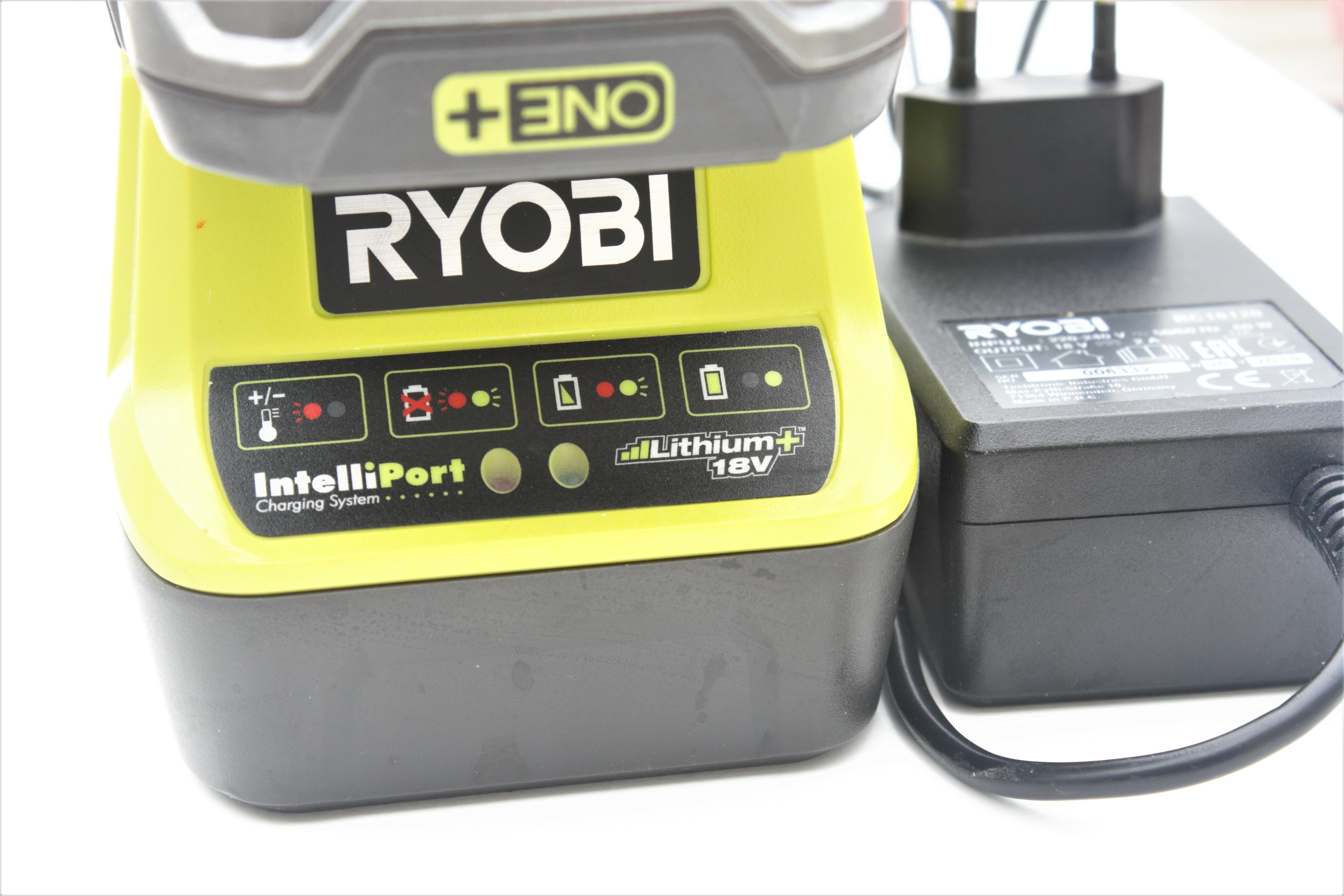 Ryobi Ladestation vor weißem Hintergrund.