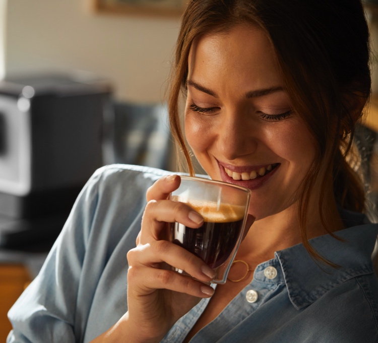 Ein Mann genießt seinen Kaffee.