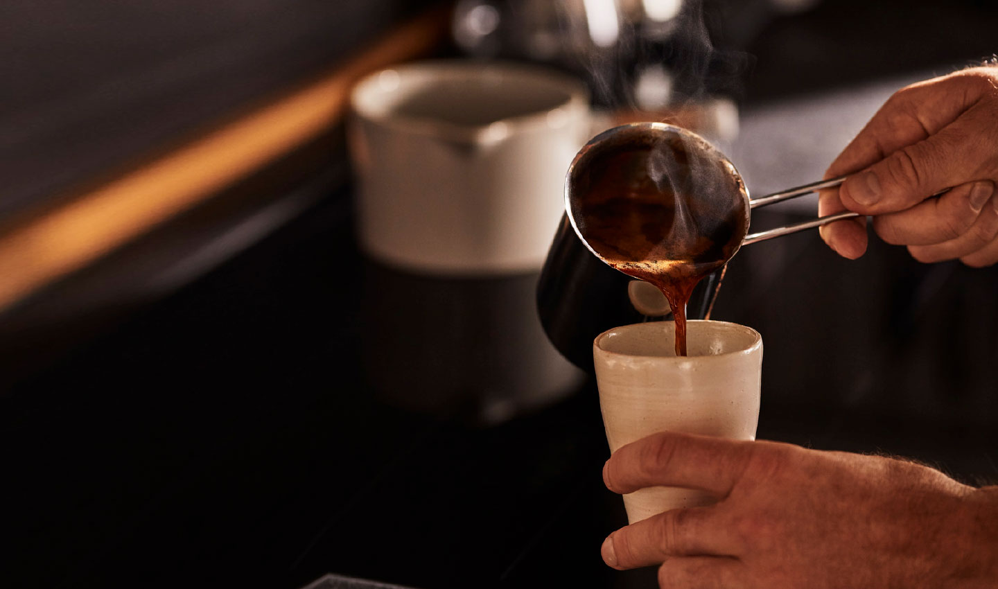Zubereitung von türkischem Kaffee.