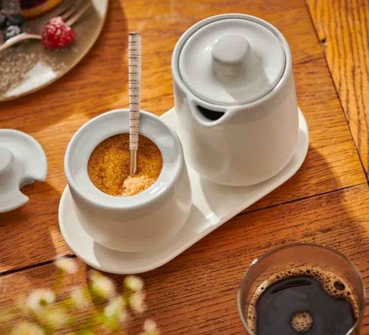 Das Set aus Milchkännchen und Zuckerdose stehen allzeit dekorativ bereit.