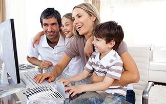 Familie zusammen vor dem Computer
