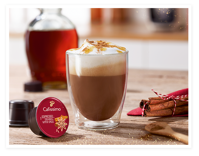 Ein zubereiteter Maple Winter Coffee im Espresso Glas