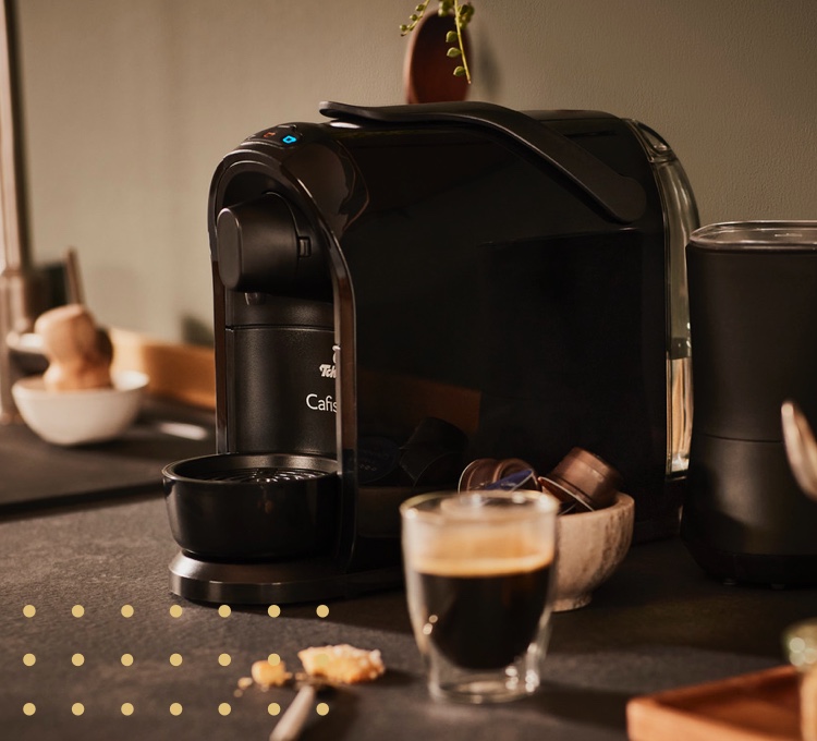 Die Cafissimo Pure in schwarz in einer Küche.