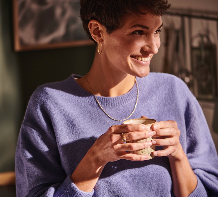 Ein stimmungsvolles Bild einer Frau, die ihren Kaffee genießt.