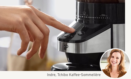 Betätigen einer Taste der Tchibo Kaffeemühle
