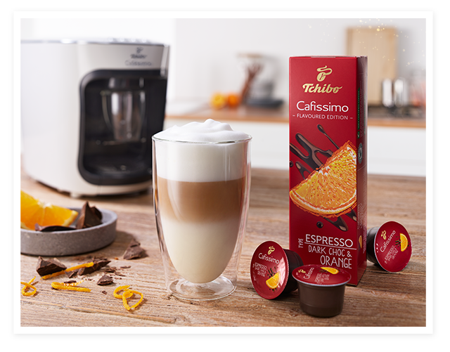 Ein zubereiteter Orange Macchiato im Latte Macchiato Glas