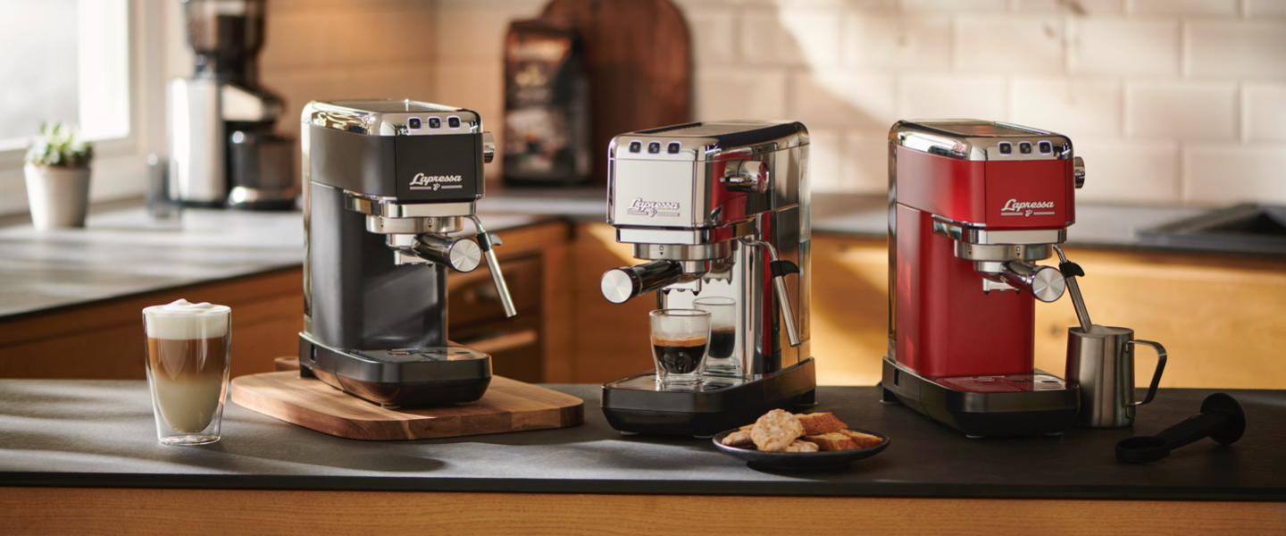 Stimmungsvolles Bild einer Siebträgermaschine und zwei Packungen Barista daneben leiten in die Welt der Siebträgermaschinen ein.