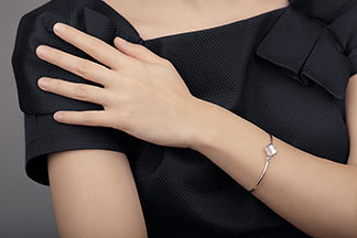 Mit unseren Tipps erfahren Sie, wie Sie Ihre Silberarmbänder ganz einfach reinigen.
