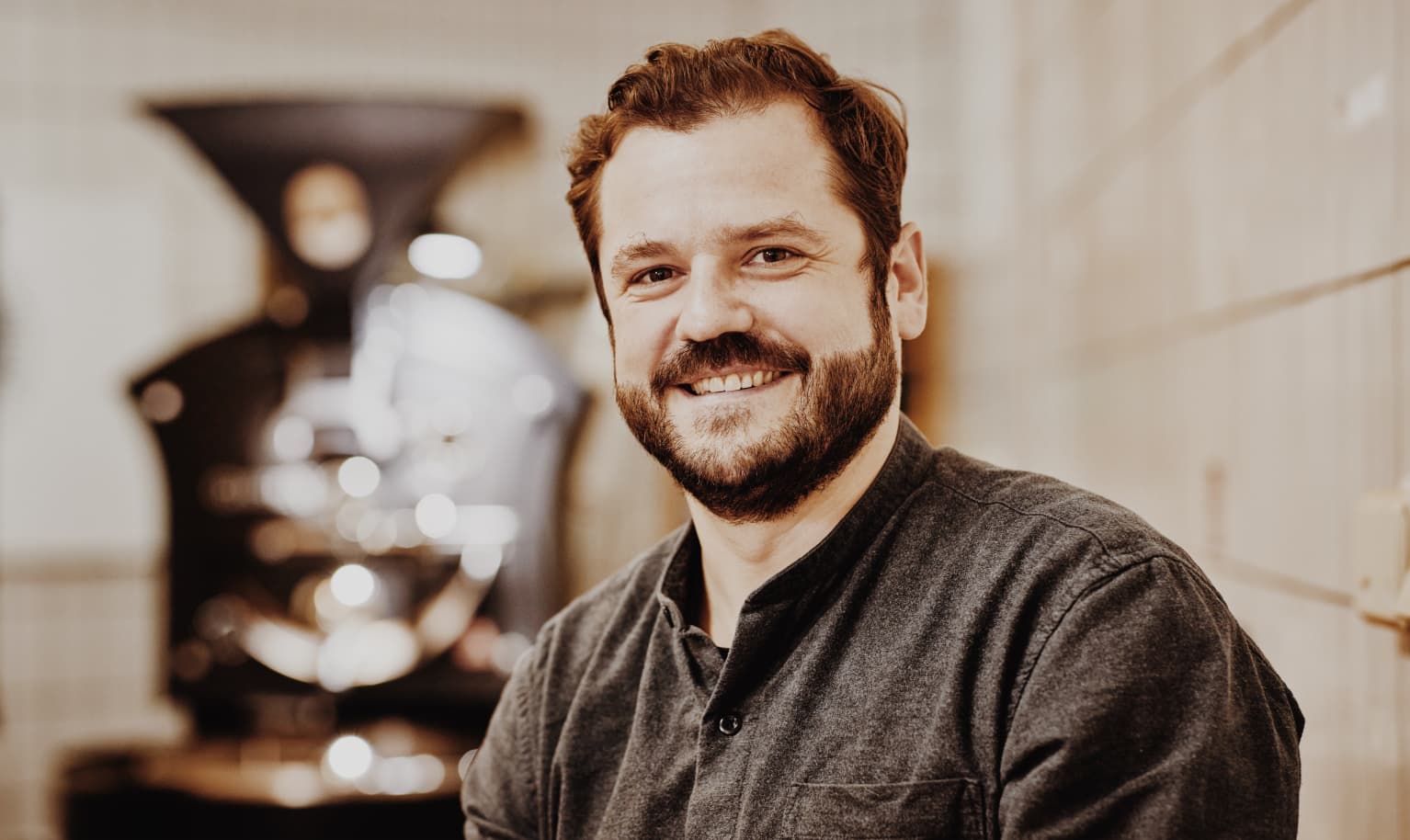 Inhaber von pottschwarz steht an der Kaffeebar und zieht einen Espresso an einer Siebträgermaschine