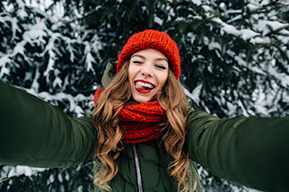 Farbenfroh und schön warm: Tolle Damenschals für den Winter von Tchibo.