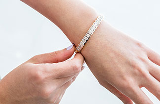 Elegant oder markant – ein Armband aus 925-Silber ist immer eine gute Wahl.