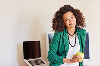 Ein Top unter einem Blazer macht sich gut als Business-Look.