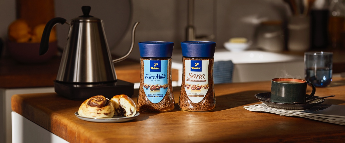 Der Instantkaffee der Feinen Milde und Sana stehen nebeneinander.