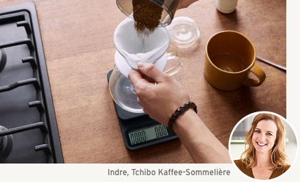 Gemahlener Kaffee wird in einen Handfilter gegeben, wobei die Glaskanne mit Keramikfilter auf einer Kaffeewaage steht