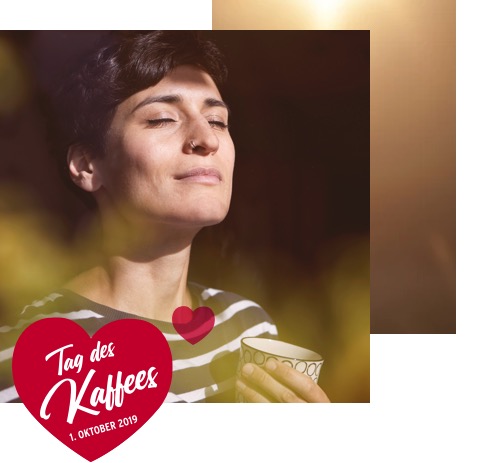 Eine Frau genießt ihren Kaffee, davor steht in einem Herz geschrieben: Tag des Kaffees am 1. Oktober