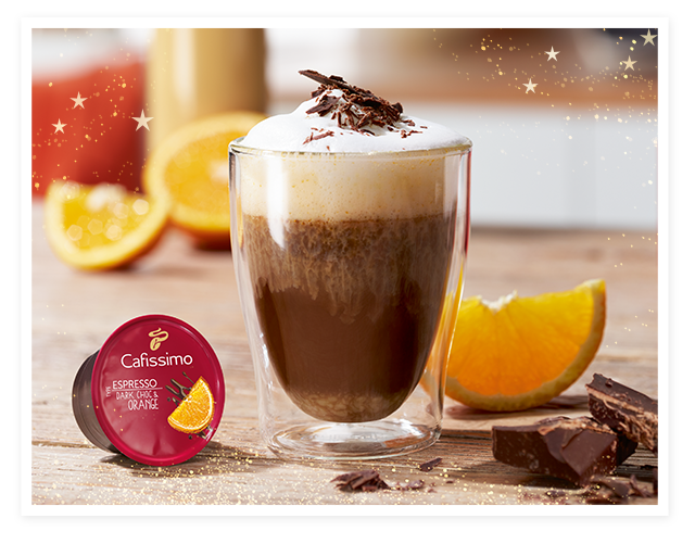 Ein zubereiteter Eierlikör-Orangen Cappuccino im Espresso Glas