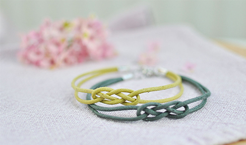 Selbstgebastelte Knotenarmbänder in Gelb und Grün
