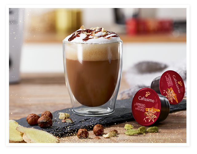 Ein zubereiteter Haselnuss Cappuccino im Glas