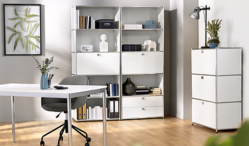 Moderner, ergonomischer Bürostuhl mit weißer Sitzfläche steht an einem weißen Schreibtisch.
