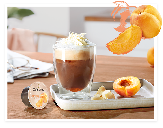 Ein zubereiteter Aprikosen-Honig Cappuccino im Cappuccino Glas