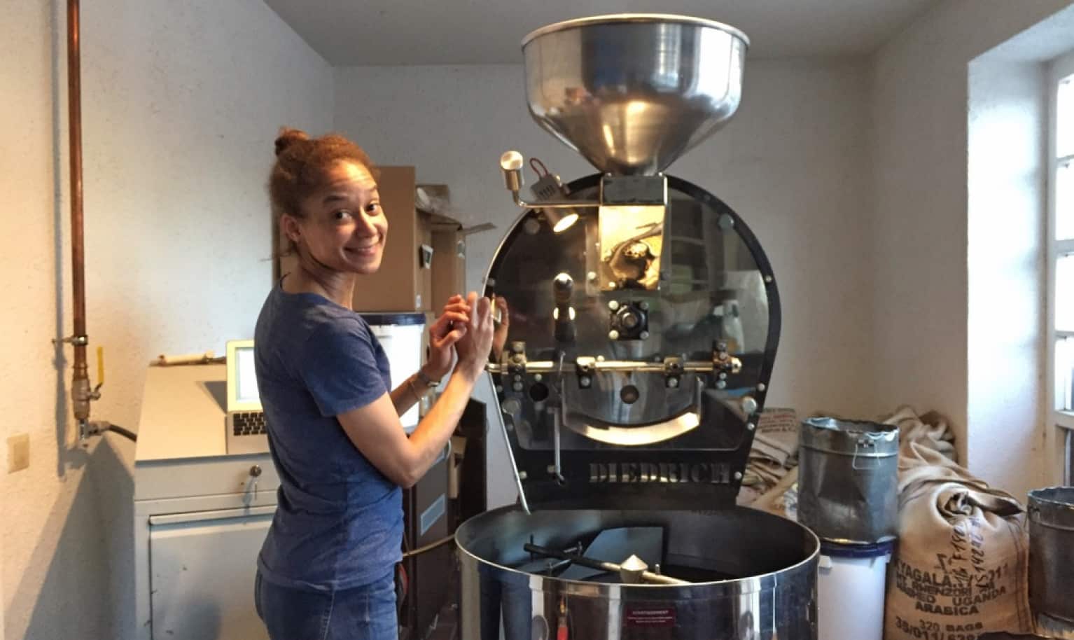 Inhaber von pottschwarz steht an der Kaffeebar und zieht einen Espresso an einer Siebträgermaschine