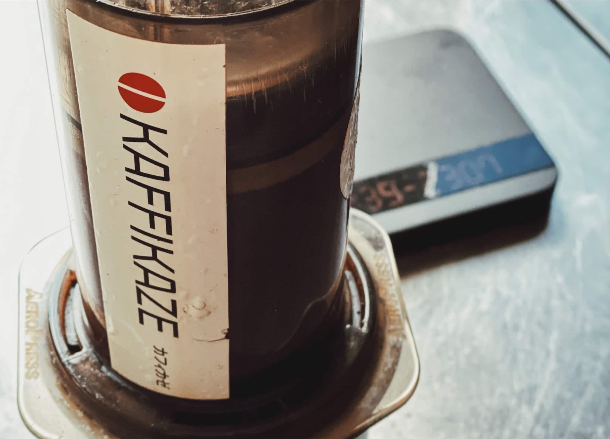 Aeropress steht neben einer Waage auf einem Tisch
