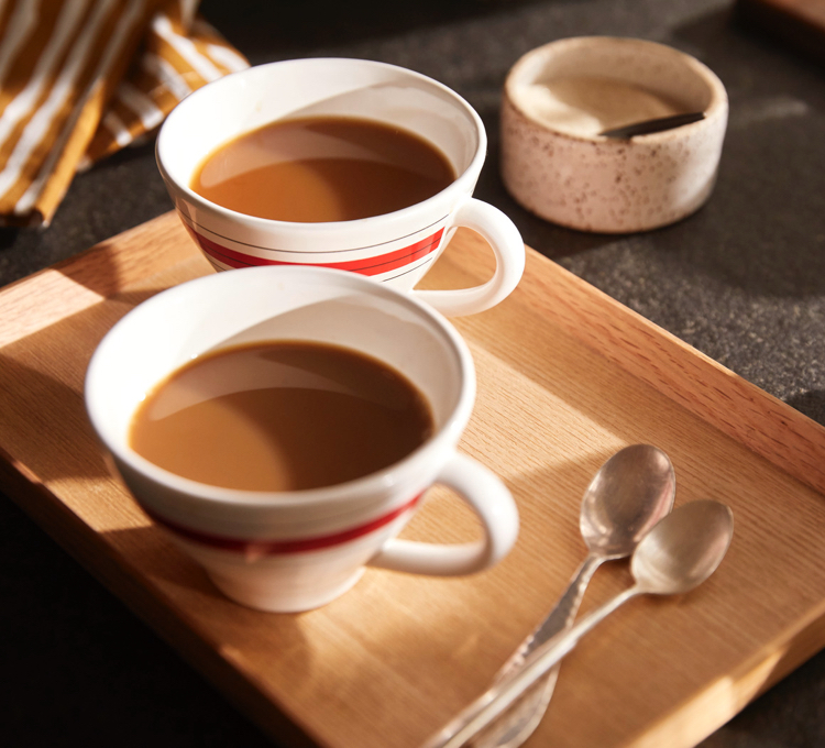 Ein Mann trinkt genüsslich einen Kaffee.