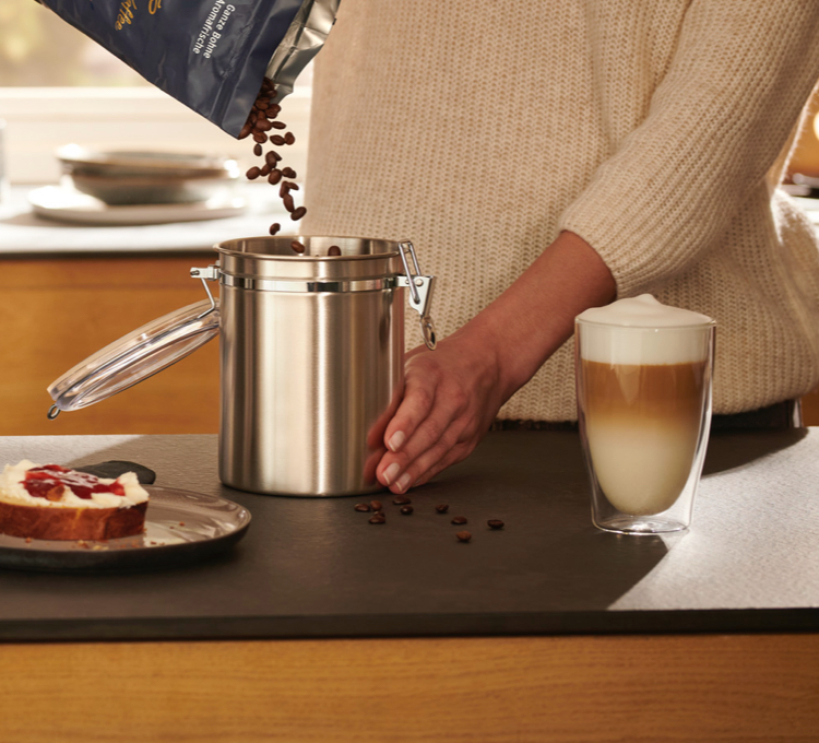 Eine geöffnete Aromadose, die mit Kaffeepulver gefüllt ist.
