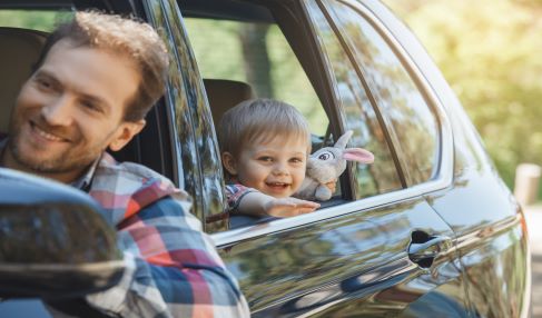 Mit dem richtigen Spielzeug wird es auch auf längeren Autofahrten niemals langweilig.