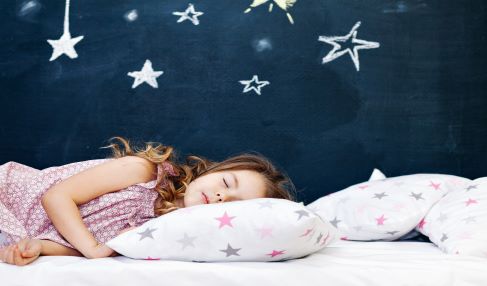 Einfach das Jugendbett ausziehen, und schon kann auch der beste Freund oder die beste Freundin des Kindes übernachten.