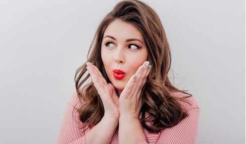 Wählen Sie den Blusenausschnitt passend zu ihrer Figur für einen perfekten Look.