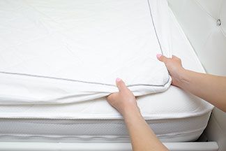 Eine Person bringt Ihre schöne Bettwäsche an
